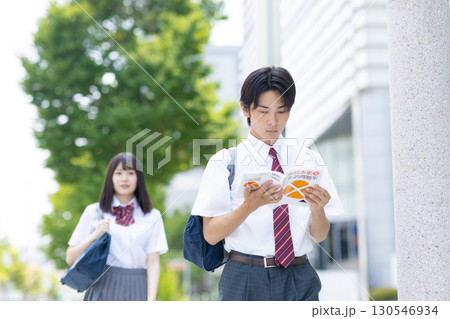 通学中の高校生 通学中の高校生 130546934