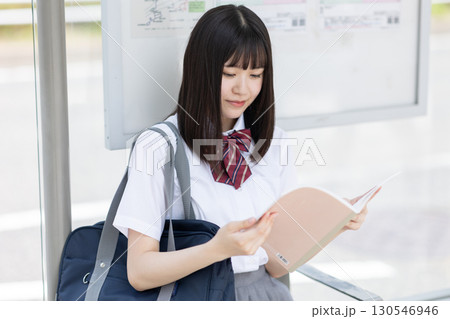 バス停で勉強する高校生 バス停で勉強する高校生 130546946