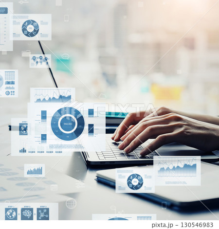 ノートパソコンを使うビジネスパーソンのグループとビジネスデータ　バナー・広告向け正方形ビジュアル 130546983