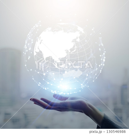 女性の手とグローバルネットワーク　バナー・広告向け正方形ビジュアル 130546986