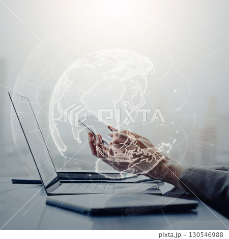 デジタルデバイスを使うビジネスパーソンとグローバルネットワーク　バナー・広告向け正方形ビジュアル 130546988