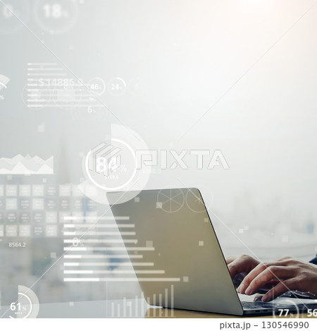 ノートパソコンを使うビジネスパーソンと統計データ　バナー・広告向け正方形ビジュアル 130546990