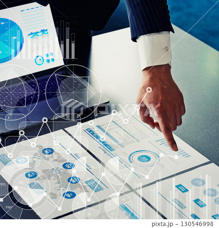 会議するビジネスパーソンのグループとビジネスデータ　バナー・広告向け正方形ビジュアル 130546998