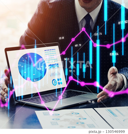 ミーティングするビジネスパーソンと金融データ　バナー・広告向け正方形ビジュアル 130546999