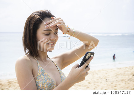 海を眺める水着の若い女性 海を眺める水着の若い女性 130547117