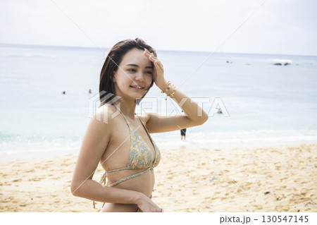 海を楽しむ水着の女性 海を楽しむ水着の女性 130547145