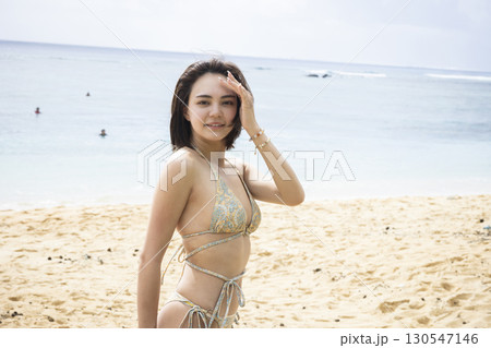 海を楽しむ水着の女性 130547146
