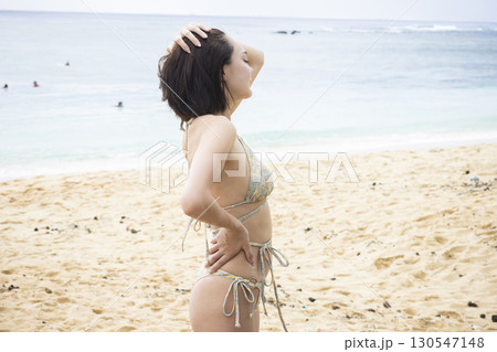 海を楽しむ水着の女性 海を楽しむ水着の女性 130547148