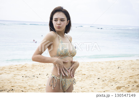 海を楽しむ水着の女性 海を楽しむ水着の女性 130547149