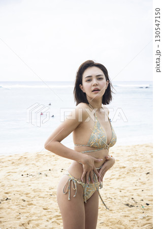 海を楽しむ水着の女性 130547150