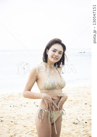 海を楽しむ水着の女性 130547151