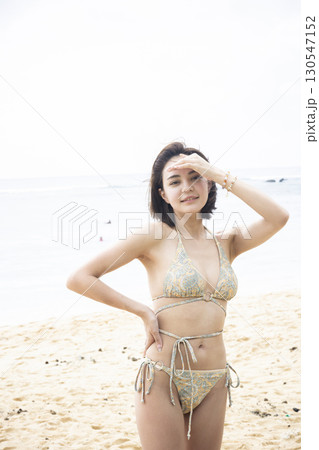 海を楽しむ水着の女性 130547152