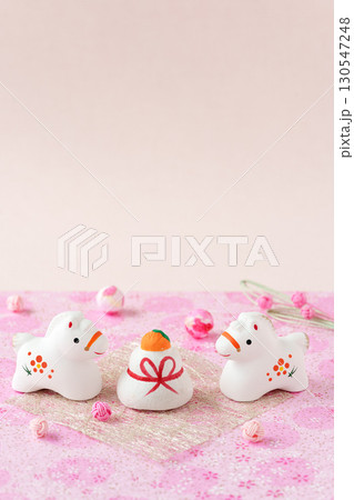 午年の年賀状素材｜子馬と鏡餅 130547248