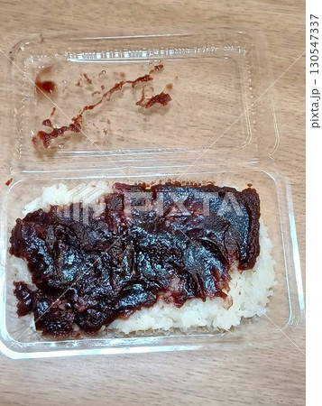 パックに詰めた手作りのぼた餅 130547337