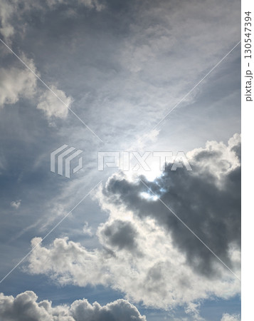 雲の空き間を抜けると向こうは青空 130547394