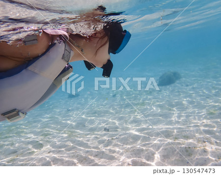 海を楽しむ水着の女性 海を楽しむ水着の女性 130547473