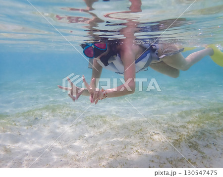 海を楽しむ水着の女性 130547475