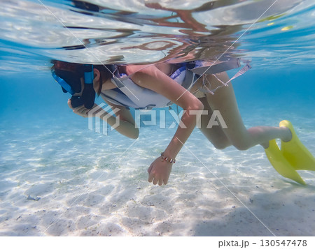 海を楽しむ水着の女性 海を楽しむ水着の女性 130547478
