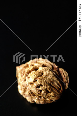 桃の種を黒背景で撮影 130547483