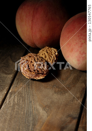 桃と桃の種 130547765