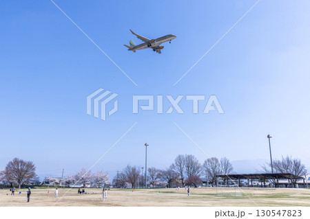 青空を飛ぶ飛行機 130547823