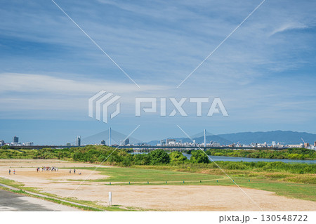 淀川の堤防上から眺める河川敷の運動場と菅原城北大橋　大阪府大阪市 130548722