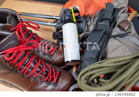 熊対策に重点を置いたトレッキング用品 130548862