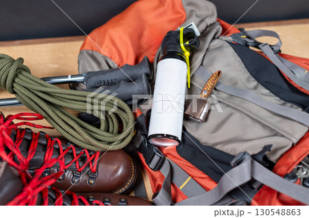 熊スプレーと熊鈴とトレッキンググッズ 130548863