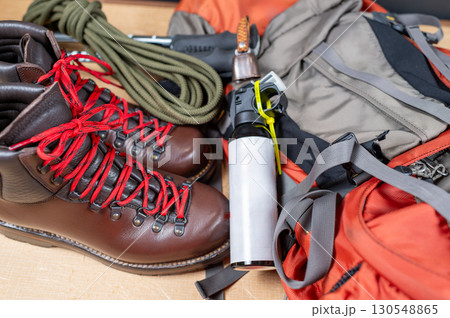 熊スプレーと熊鈴とトレッキンググッズ 130548865