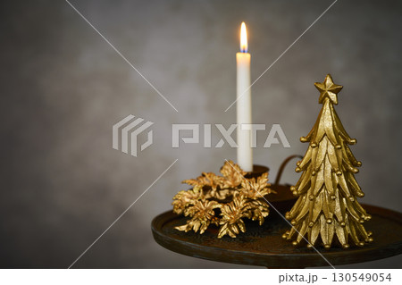 クリスマスイメージ　ツリーとリース 130549054