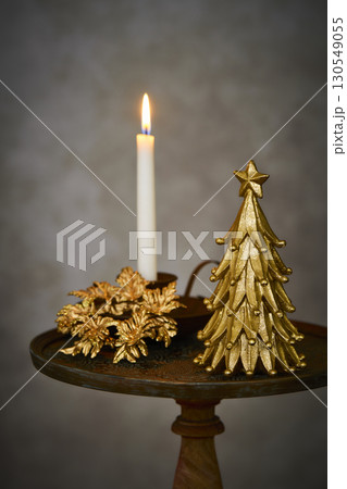 クリスマスイメージ ツリーとリース クリスマスイメージ ツリーとリース 130549055