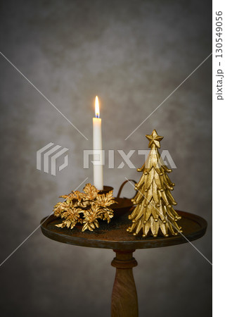 クリスマスイメージ　ツリーとリース 130549056