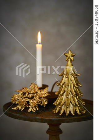 クリスマスイメージ ツリーとリース クリスマスイメージ ツリーとリース 130549059