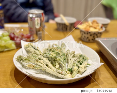 食卓の山菜の天麩羅 130549481