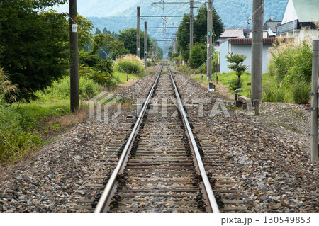 大糸線の真っ直ぐな線路　長野県白馬村 130549853
