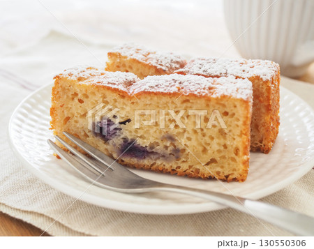 手作りのブルーベリーヨーグルトケーキ 130550306