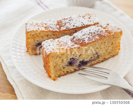 手作りのブルーベリーヨーグルトケーキ 130550308