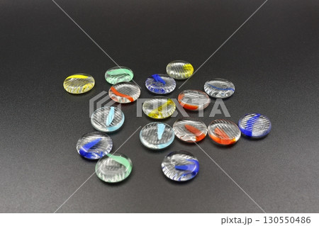 カラフルなおはじき 130550486