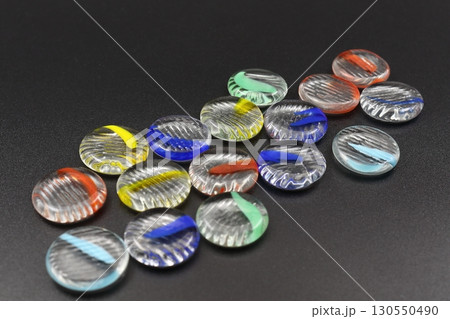 カラフルなおはじき 130550490