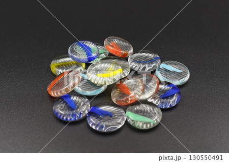 カラフルなおはじき カラフルなおはじき 130550491