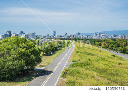菅原城北大橋から望む淀川左岸の堤防　大阪市 130550768
