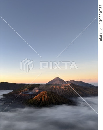 ブロモ山 朝焼け インドネシア ブロモ山 朝焼け インドネシア 130550788