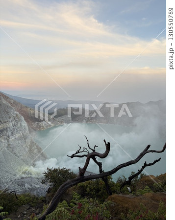 インドネシア イジェン火山湖 130550789