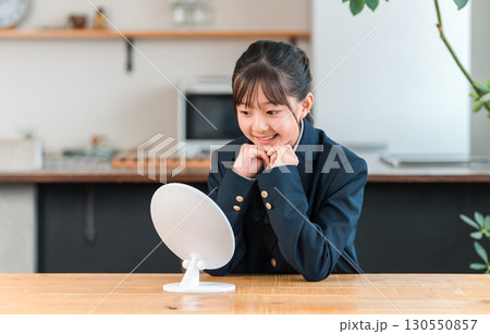鏡を見る制服姿の小学生,中学生の女の子(美容,メイク,化粧) 鏡を見る制服姿の小学生,中学生の女の子(美容,メイク,化粧) 130550857