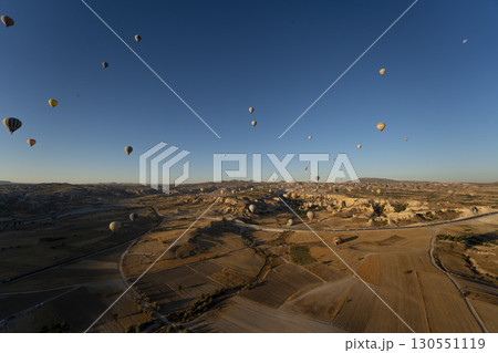 トルコ カッパドキア 奇岩の山と空にたくさんの気球が飛ぶ風景  130551119