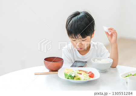 ママのスマホを見ながらデジタル食事,ご飯を食べる子供,幼児,男の子 130551284