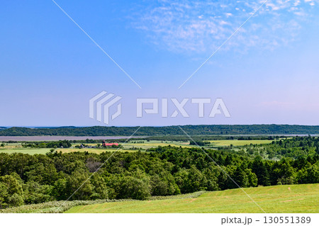 浜頓別クローバーの丘からクッチャロ湖を望む、6月の快晴の風景 130551389