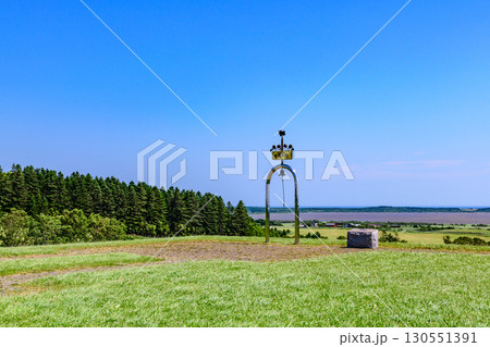 浜頓別クローバーの丘からクッチャロ湖を望む、6月の快晴の風景 130551391