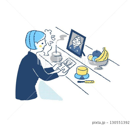 仏壇に香典袋をお供えする女性 130551392