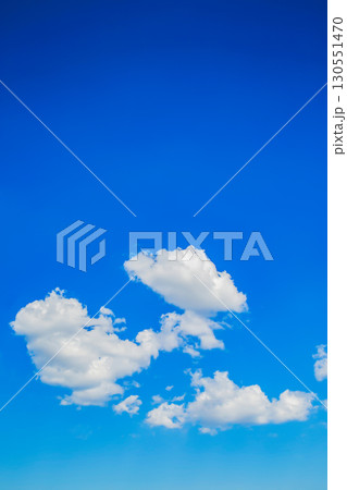 秋の空と白い雲 130551470